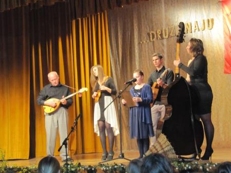 Prireditev Druži naju ples in petje posvečena dnevu žena 13